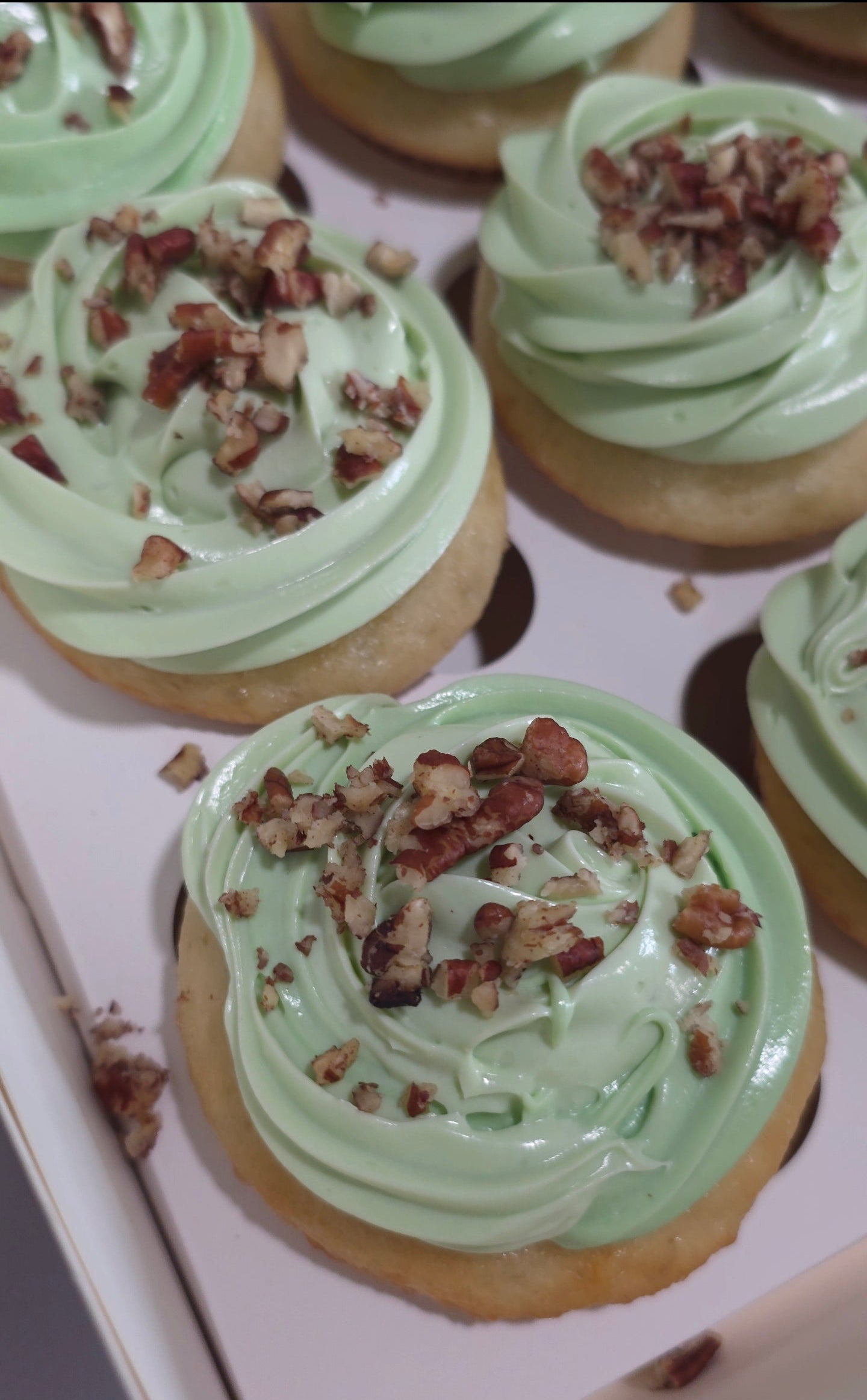 Pista-Pecan Crunch Cupcakes